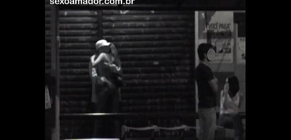 Mulher faz sexo oral no parceiro, em parada de ônibus na rua